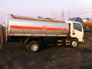 專業轉讓各類油罐車與背罐車，滿足不同運輸需求